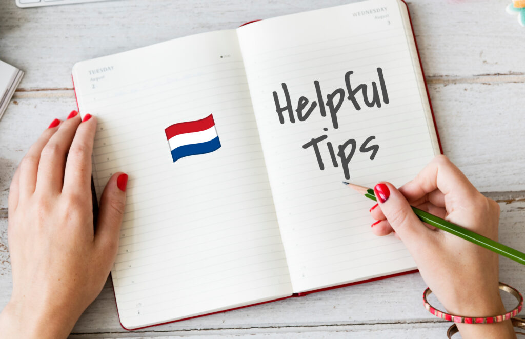 Imagen de un libro abierto con tips de ayuda