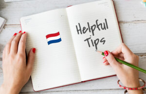Imagen de un libro abierto con tips de ayuda