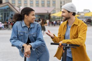 Dos personas hablando en un dia soleado en el exterior