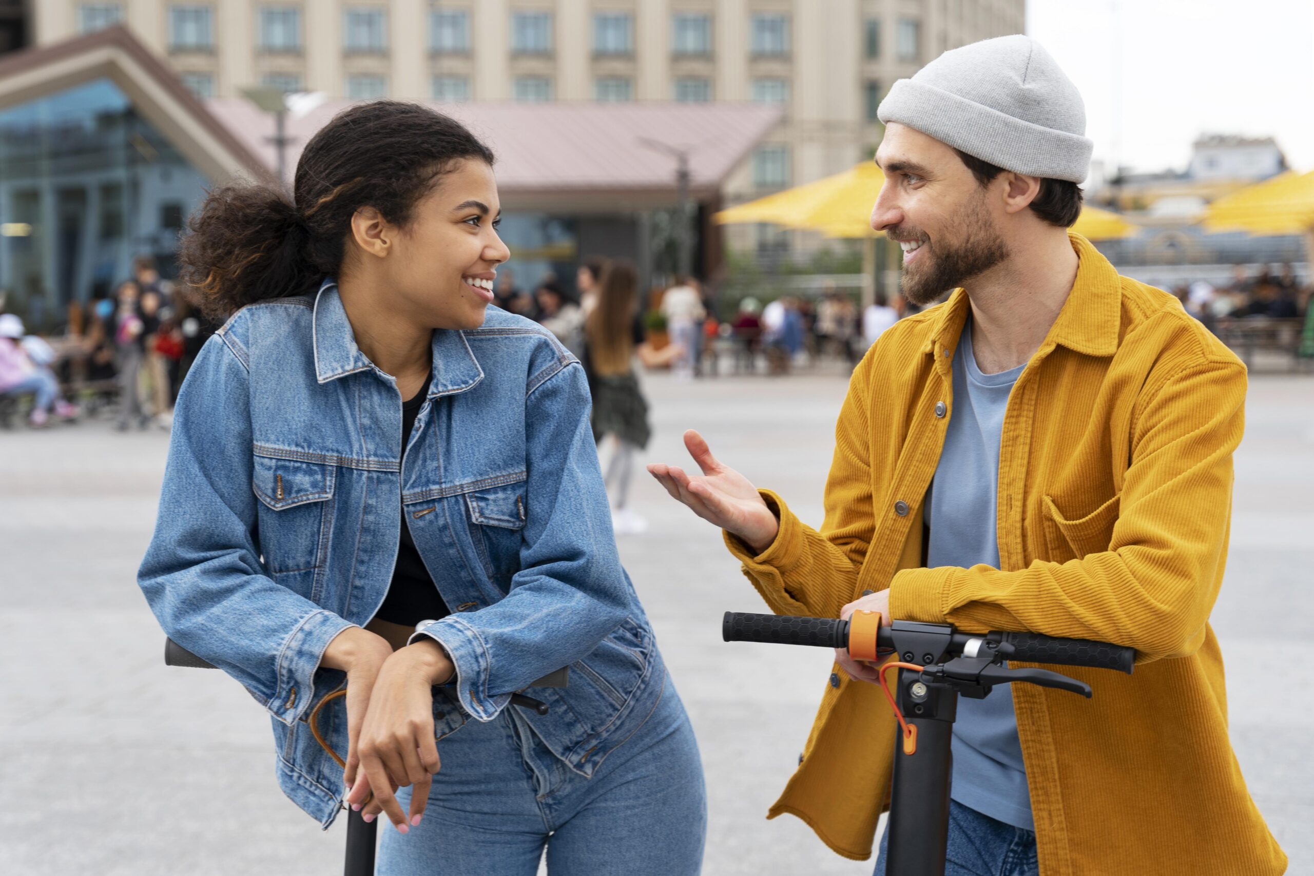 Dos personas hablando en un dia soleado en el exterior